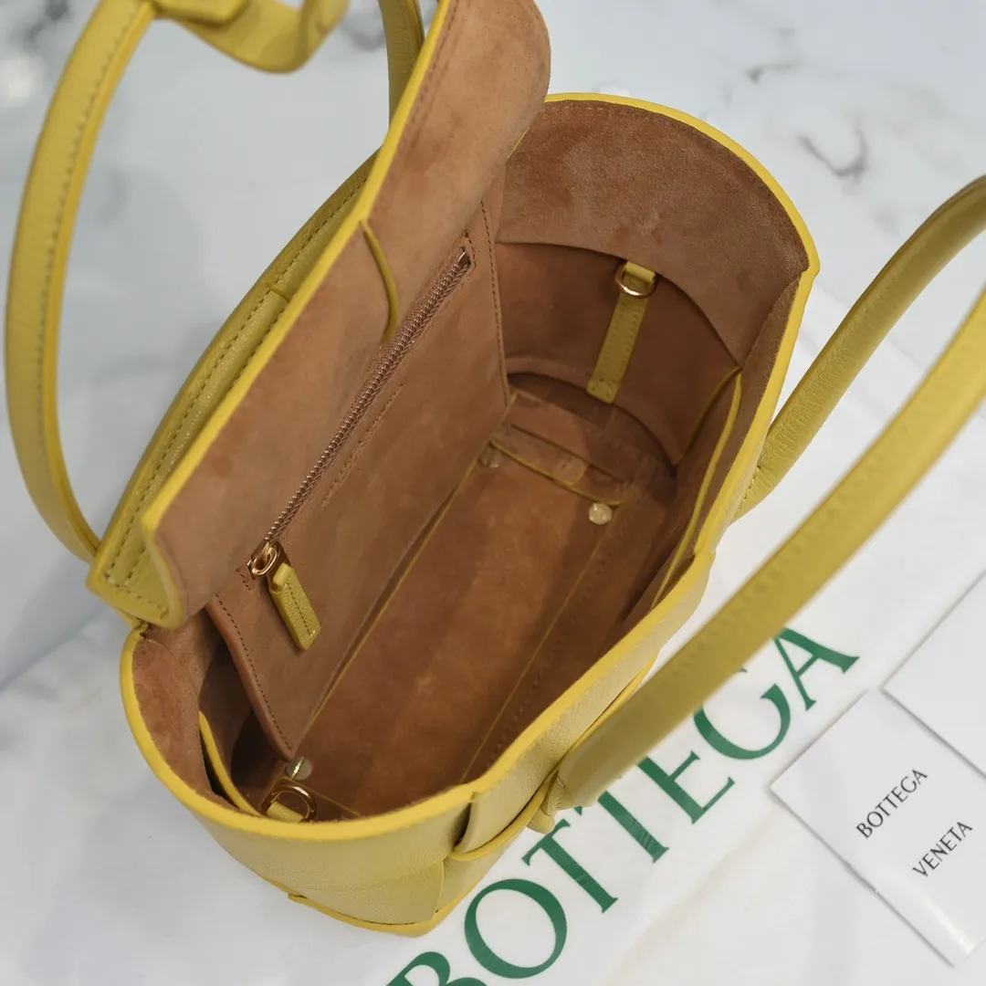 Bottega Veneta Mini Arco original pebbled cowhide has been out of control since the beginning of the cloud bag. It is made of leather block structure and has big ears with emergency buttons. It is super careful... and fashionable. The Mini size is more practical. It comes with a shoulder strap and can be worn cross-body on one shoulder. Style number [6693#] Dimensions: Bag opening 29, base 17.5, width 8, height 17 (excluding handle) pineapple yellow